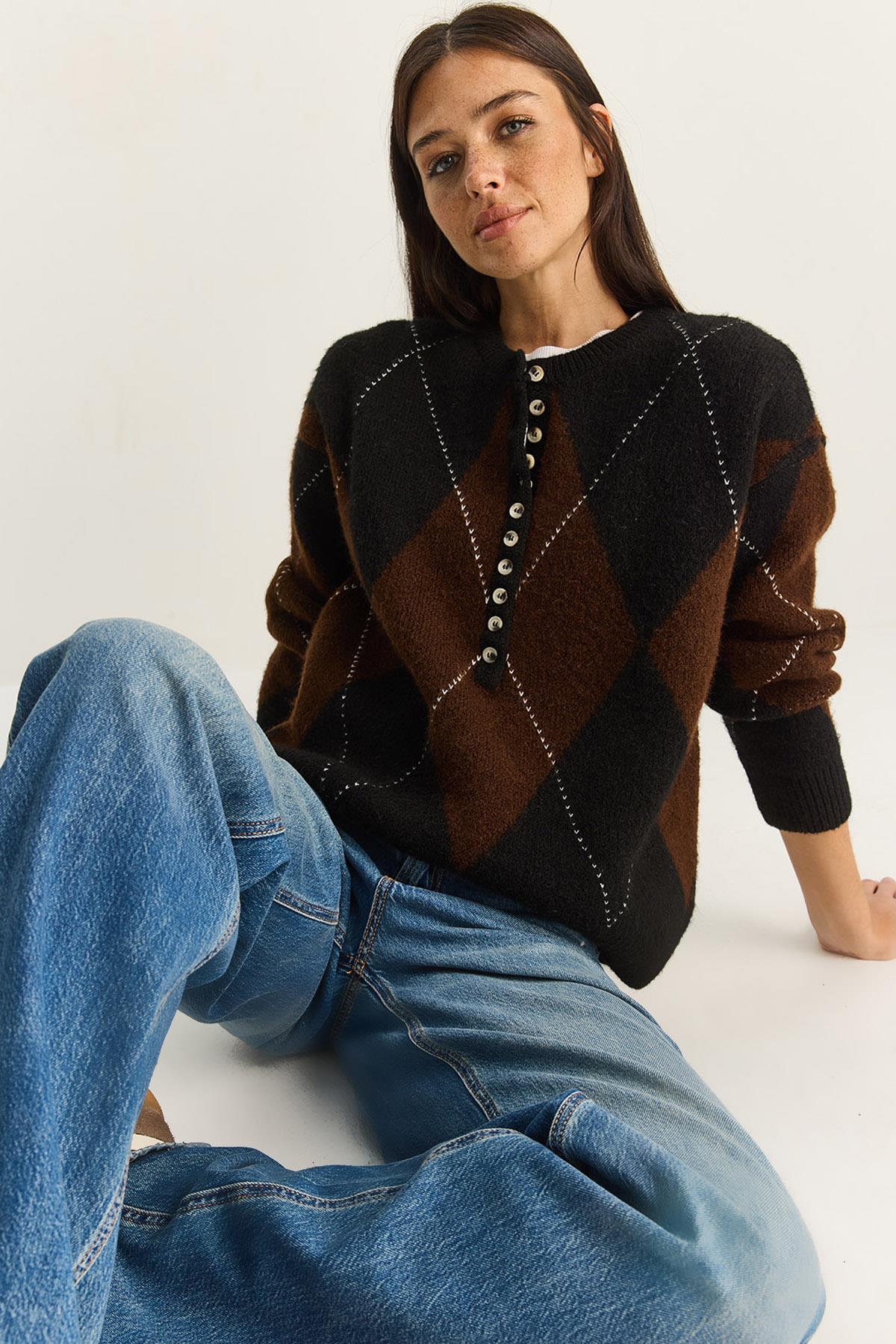 11-Button Baklava Pattern Basic Knit Sweater 20251089 - Black-Brown