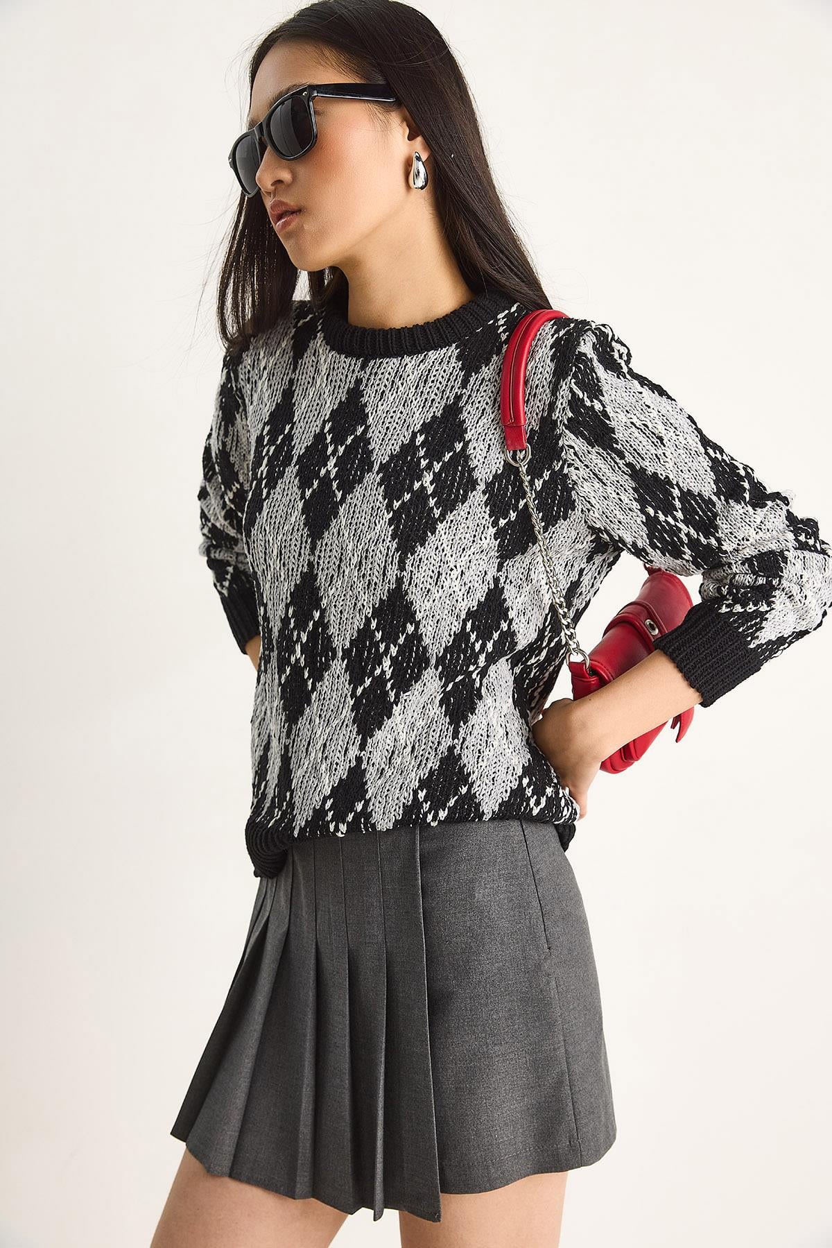 Black‎ Sweater