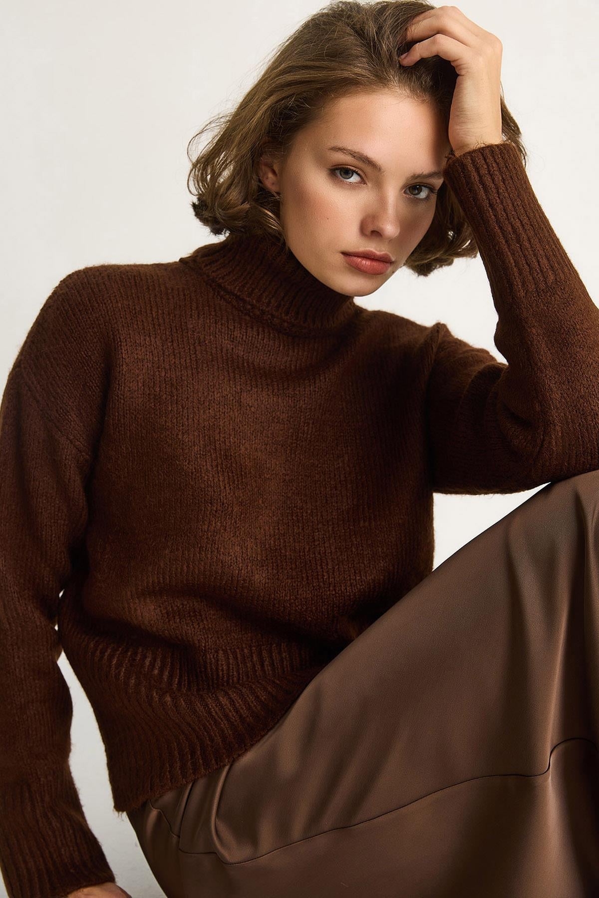 Brown‎ Sweater