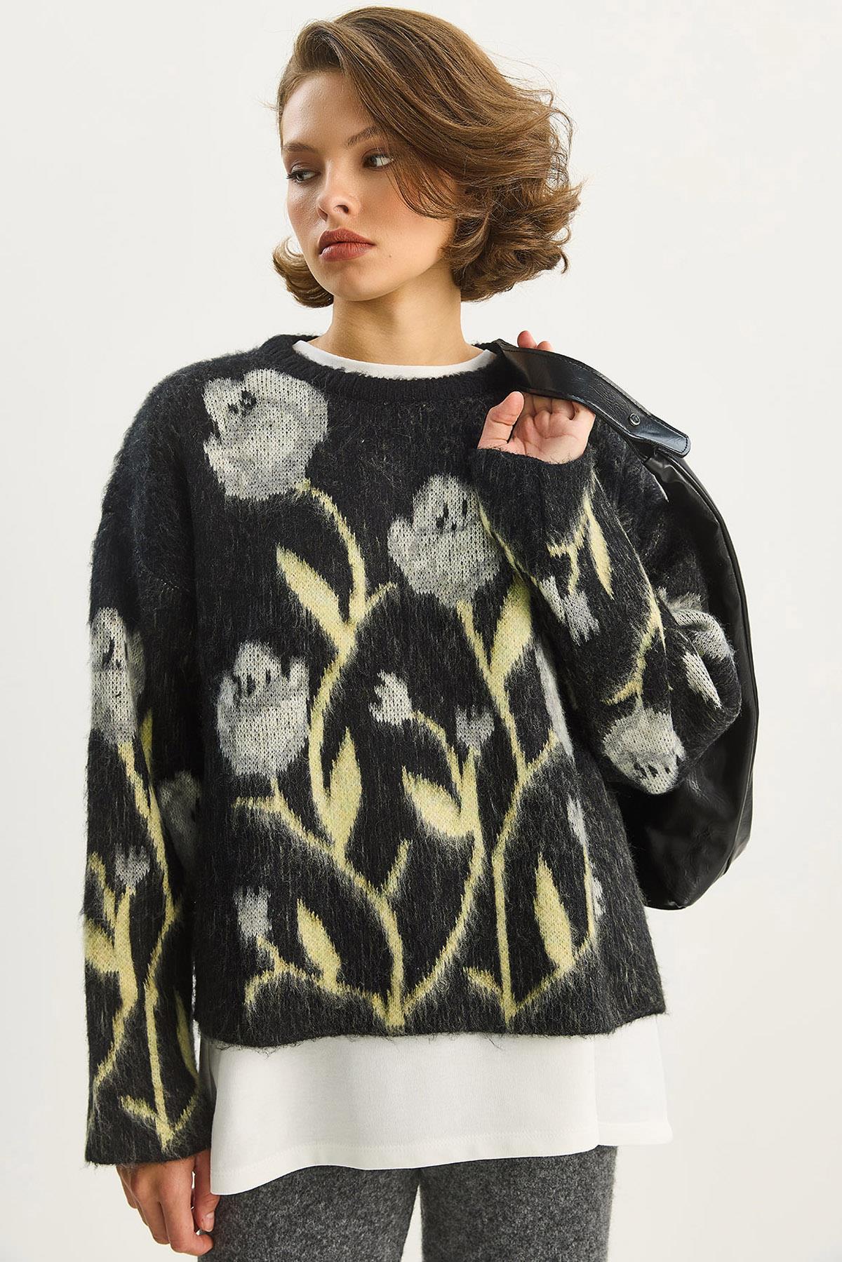Black‎ Sweater