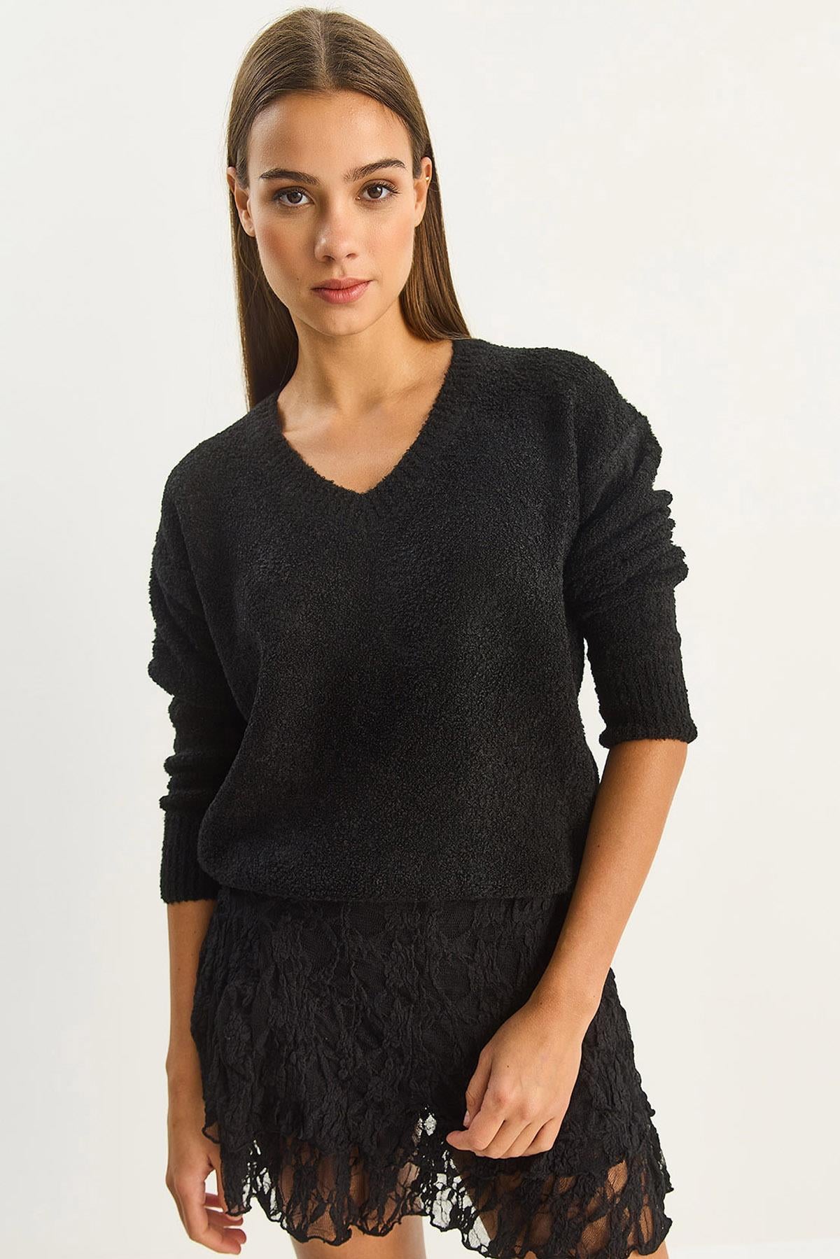 Black‎ Sweater