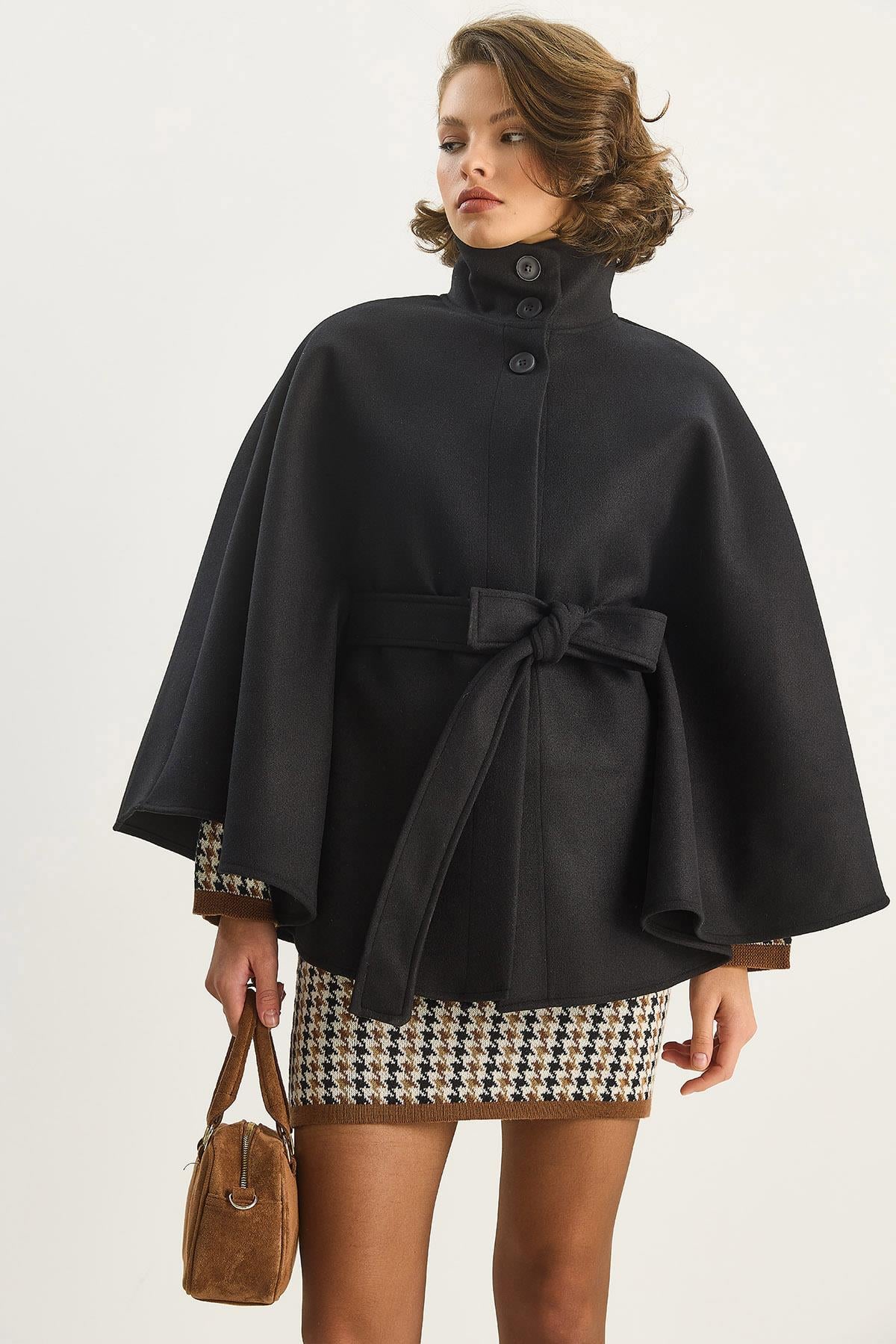 Black‎ Poncho