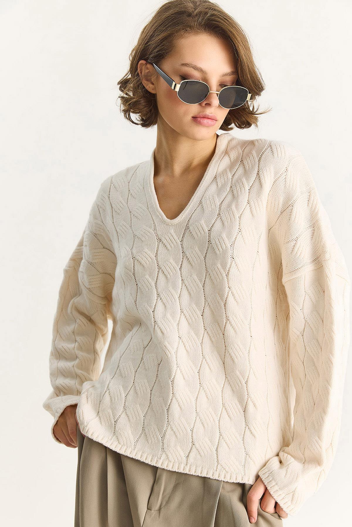 Cream‎ Sweater