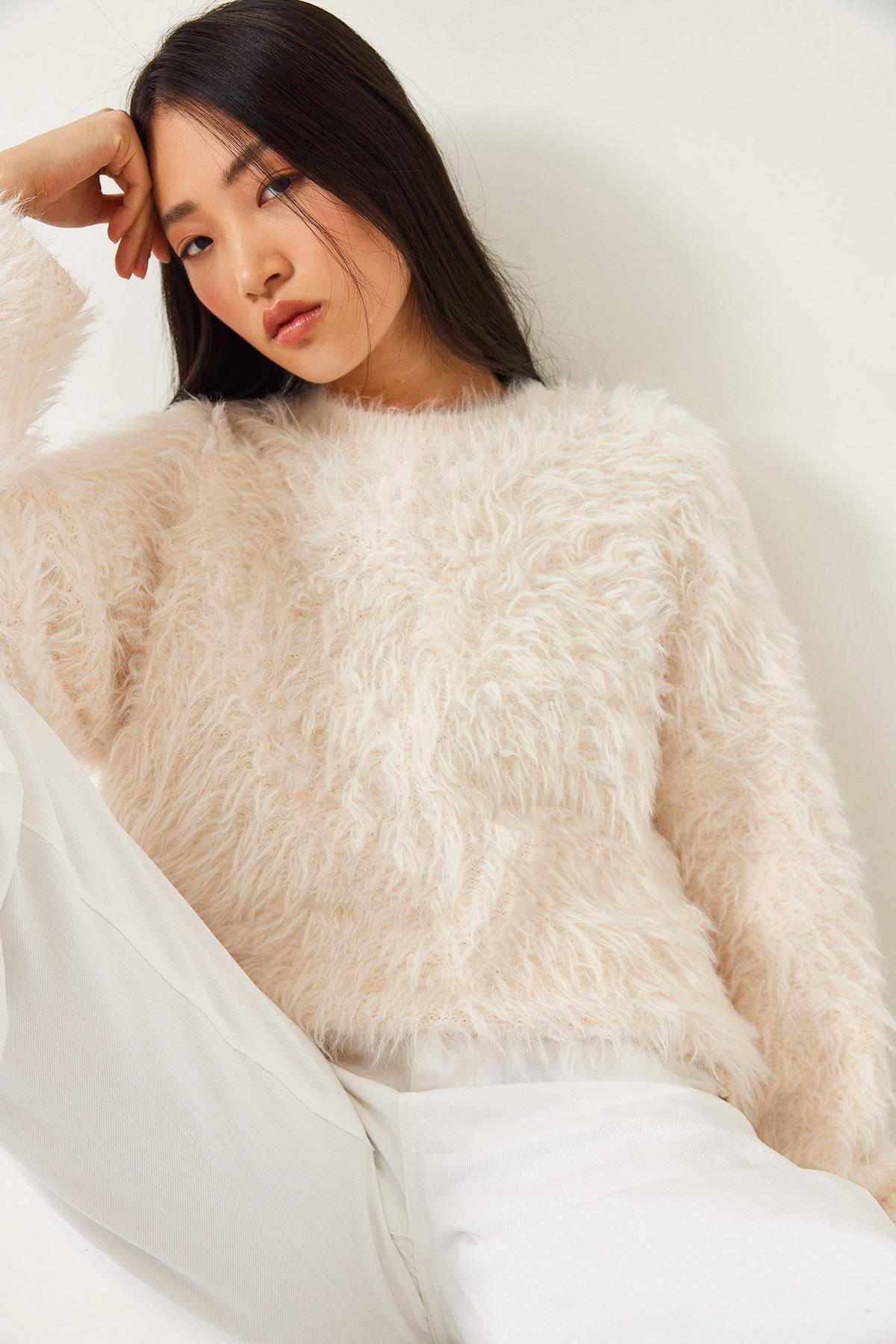 Cream‎ Sweater